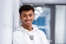 Lade das Bild in den Galerie-Viewer, Octo since '17 Hoodie White